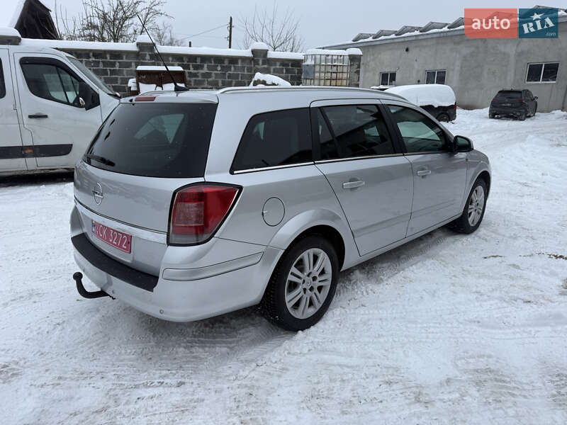 Универсал Opel Astra 2010 в Калуше