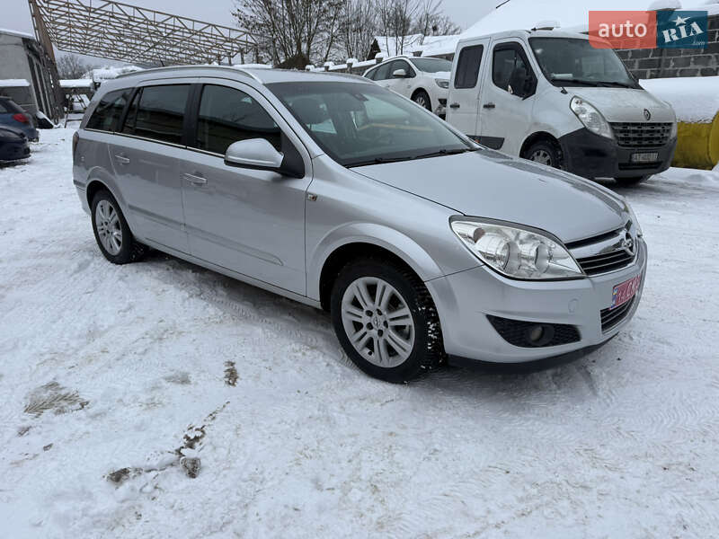 Универсал Opel Astra 2010 в Калуше