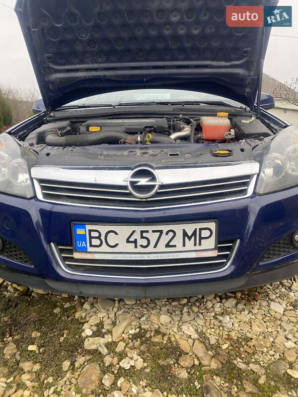 Універсал Opel Astra 2010 в Самборі