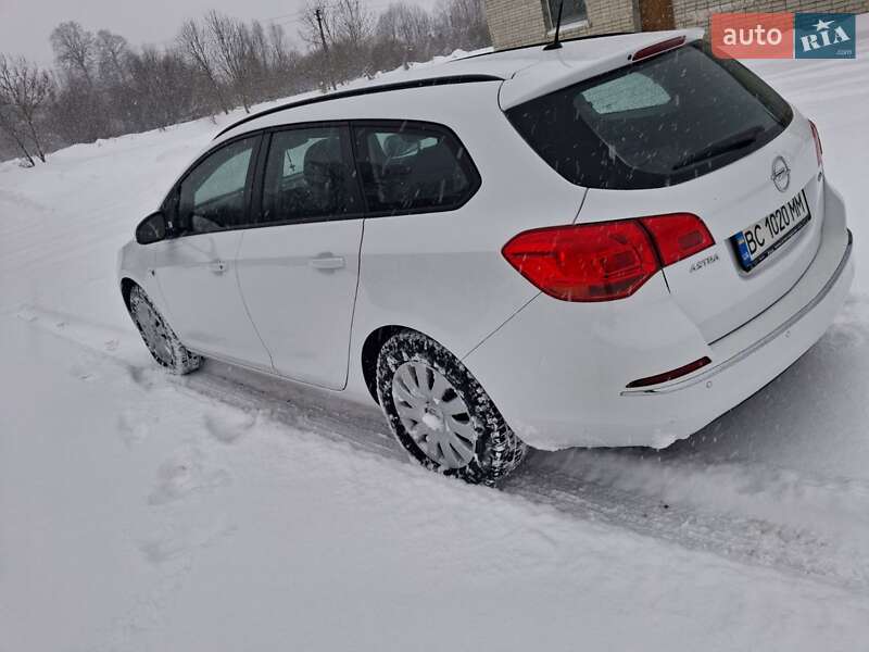 Универсал Opel Astra 2015 в Дрогобыче