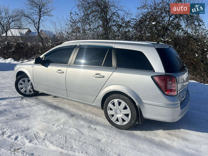 Универсал Opel Astra 2009 в Хусте