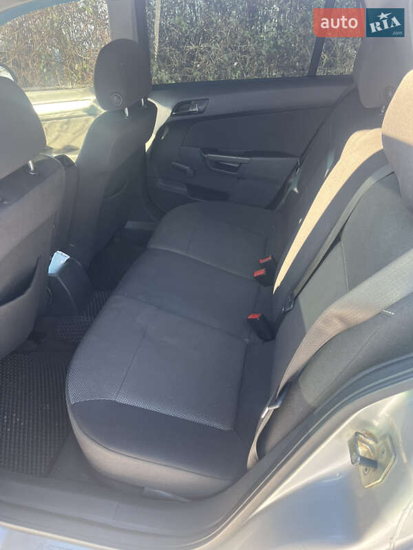 Универсал Opel Astra 2009 в Хусте