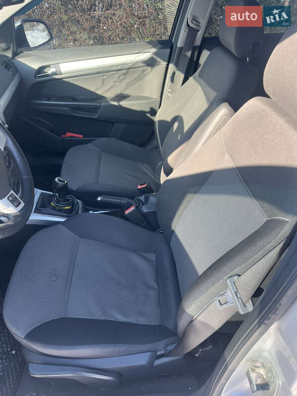 Универсал Opel Astra 2009 в Хусте