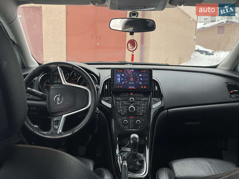 Универсал Opel Astra 2011 в Ивано-Франковске