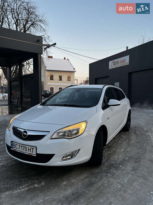 Универсал Opel Astra 2011 в Самборе