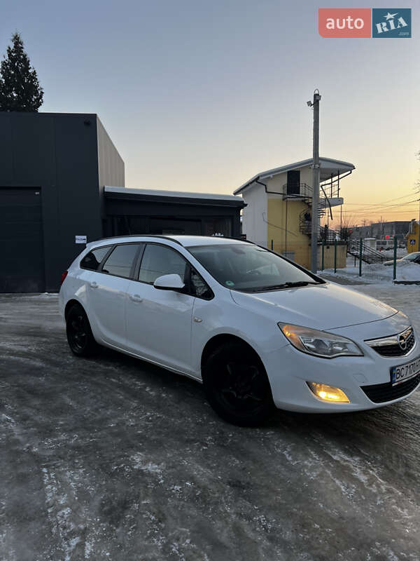 Универсал Opel Astra 2011 в Самборе