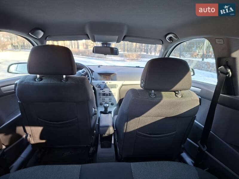 Купе Opel Astra 2007 в Миргороде