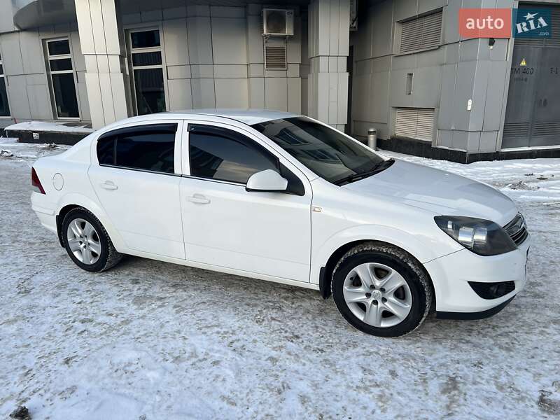 Седан Opel Astra 2013 в Киеве фото 5 Седан Opel Astra 2013 в Киеве
