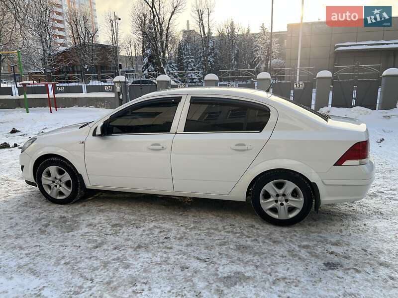 Седан Opel Astra 2013 в Киеве фото 10 Седан Opel Astra 2013 в Киеве