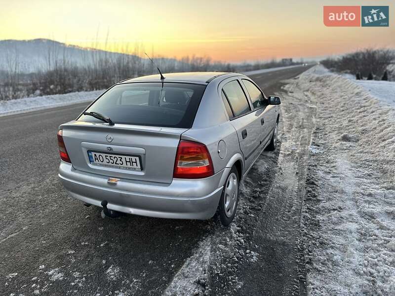 Хэтчбек Opel Astra 2001 в Хусте