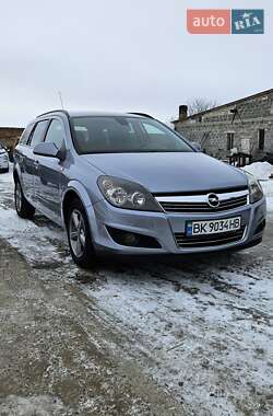 Універсал Opel Astra 2010 в Рівному