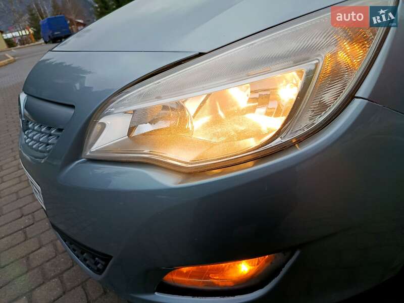 Универсал Opel Astra 2011 в Сколе