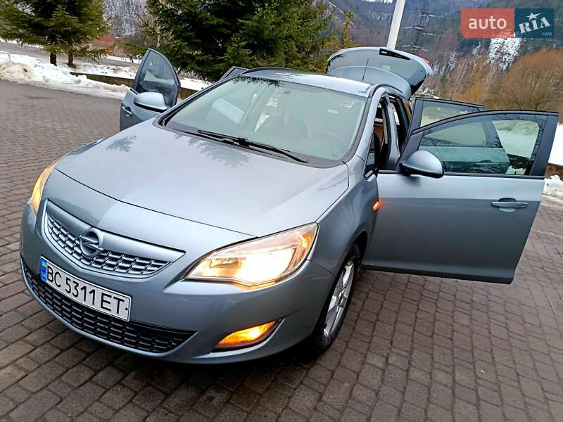 Универсал Opel Astra 2011 в Сколе