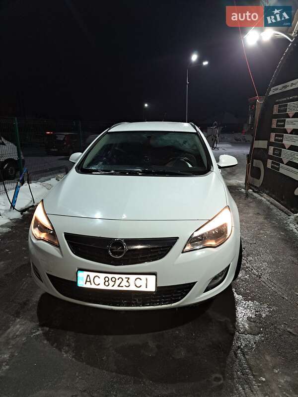 Универсал Opel Astra 2011 в Луцке
