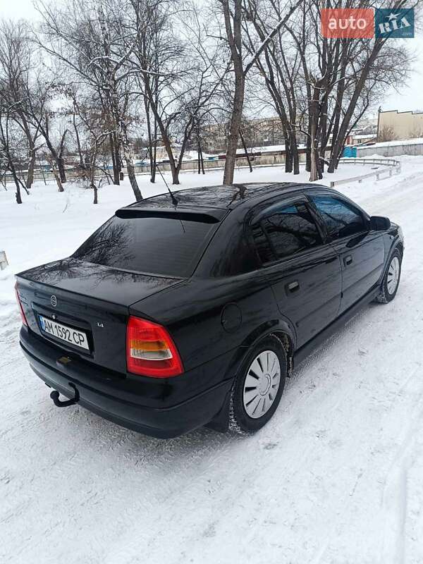 Седан Opel Astra 2006 в Малине