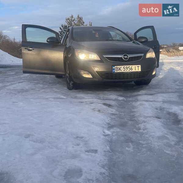 Универсал Opel Astra 2011 в Сарнах