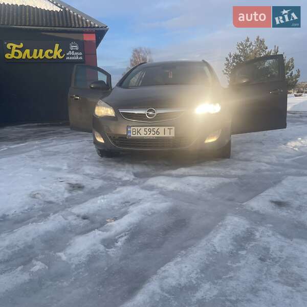 Универсал Opel Astra 2011 в Сарнах