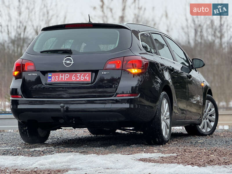 Универсал Opel Astra 2012 в Дрогобыче