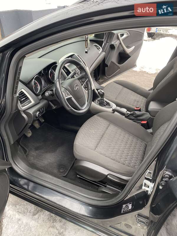 Универсал Opel Astra 2013 в Житомире