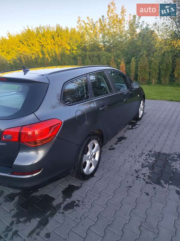 Универсал Opel Astra 2011 в Зборове