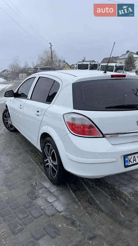 Хэтчбек Opel Astra 2012 в Надворной