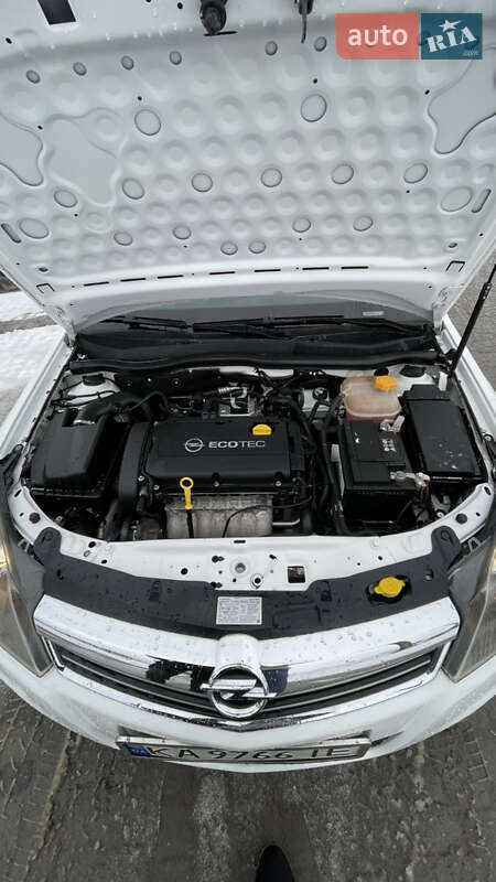 Хэтчбек Opel Astra 2012 в Надворной