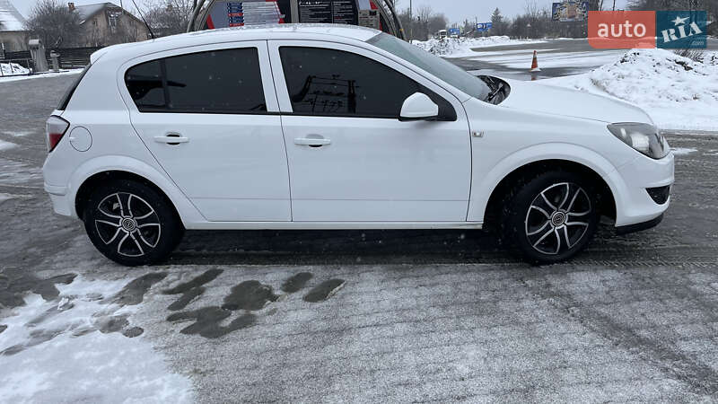 Хэтчбек Opel Astra 2012 в Надворной