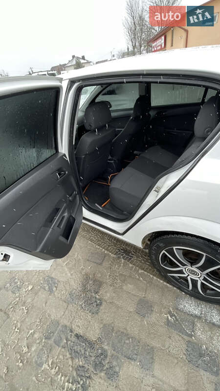 Хэтчбек Opel Astra 2012 в Надворной