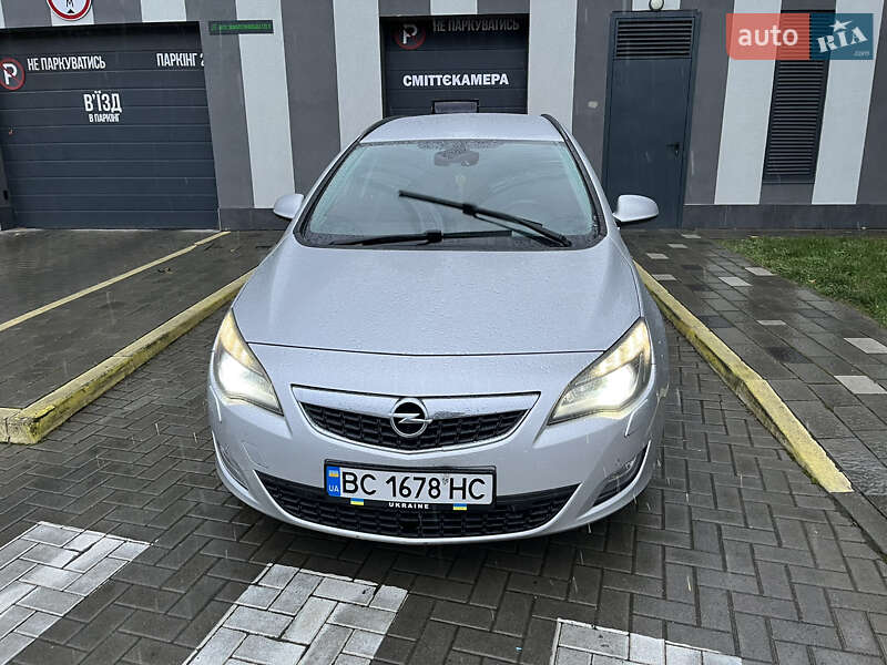 Универсал Opel Astra 2012 в Львове
