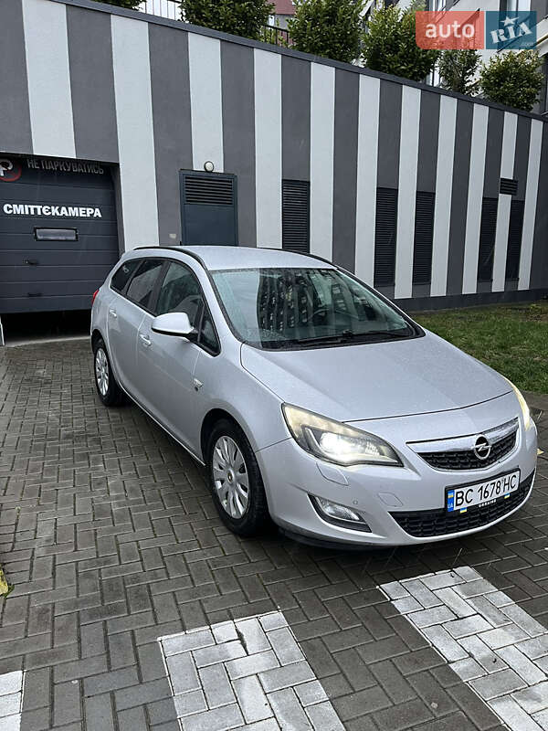Универсал Opel Astra 2012 в Львове
