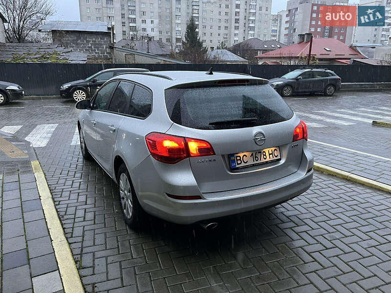 Универсал Opel Astra 2012 в Львове