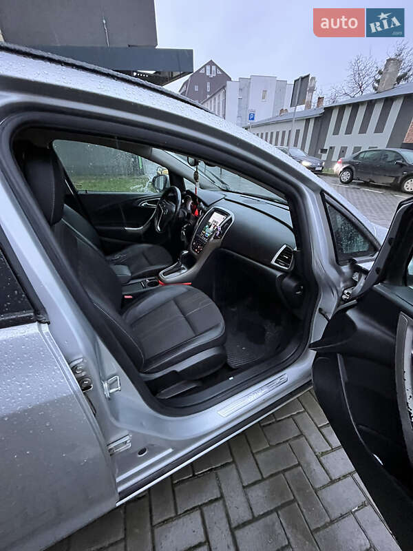 Универсал Opel Astra 2012 в Львове