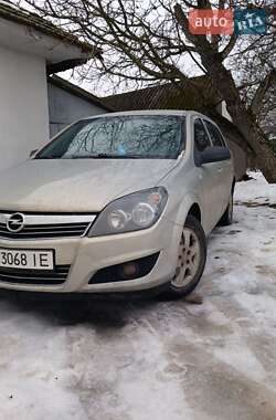 Хэтчбек Opel Astra 2011 в Хотине