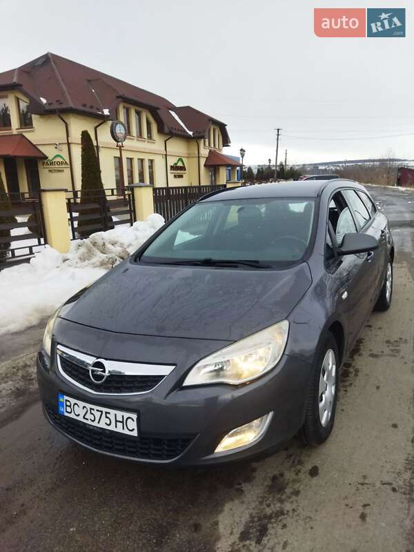 Универсал Opel Astra 2011 в Ивано-Франковске