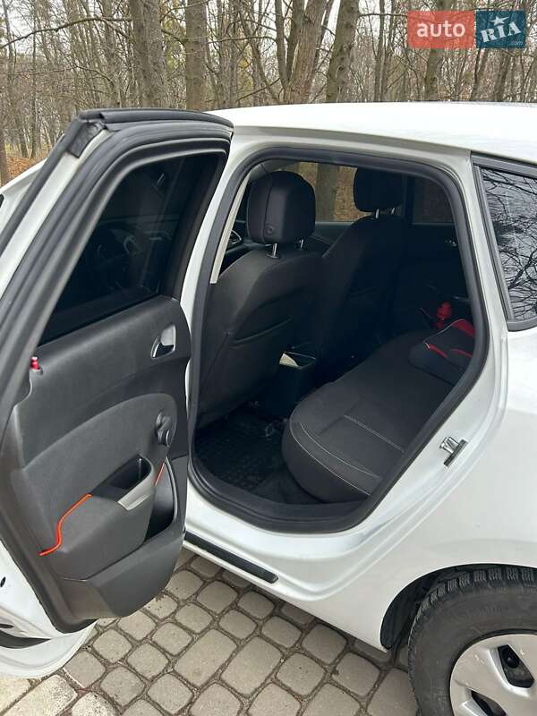 Хэтчбек Opel Astra 2010 в Жовкве