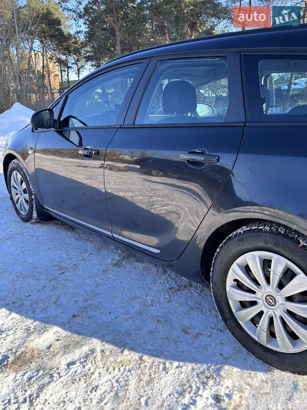 Універсал Opel Astra 2013 в Житомирі