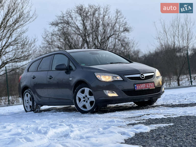 Універсал Opel Astra 2012 в Дрогобичі