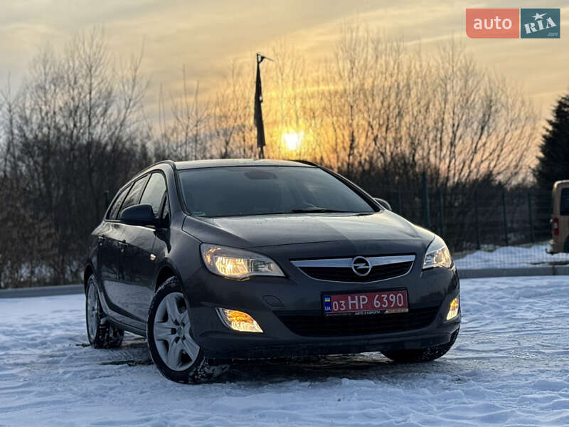 Універсал Opel Astra 2012 в Дрогобичі