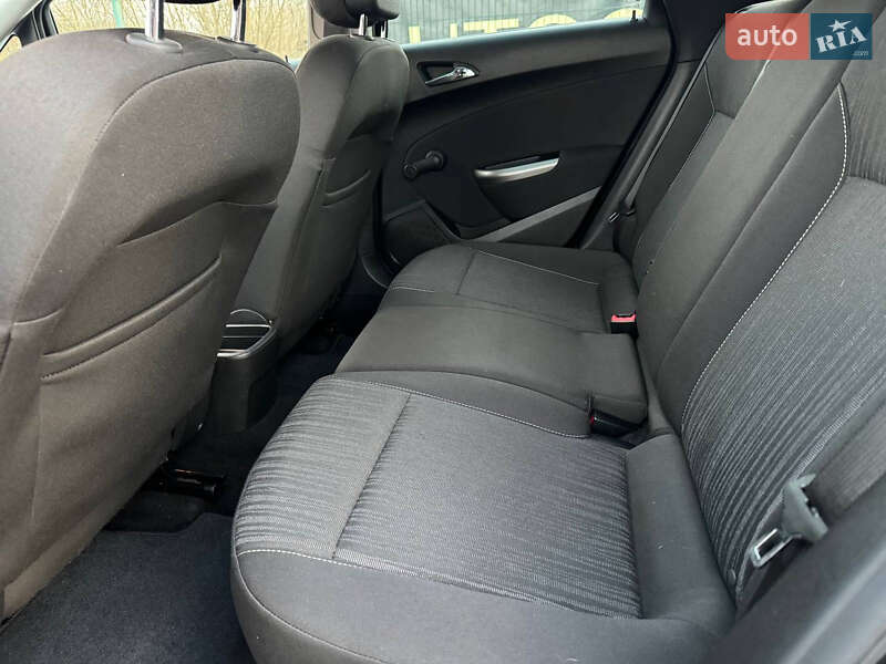 Універсал Opel Astra 2012 в Дрогобичі