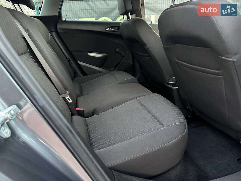 Універсал Opel Astra 2012 в Дрогобичі