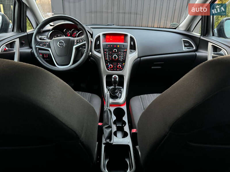 Універсал Opel Astra 2012 в Дрогобичі