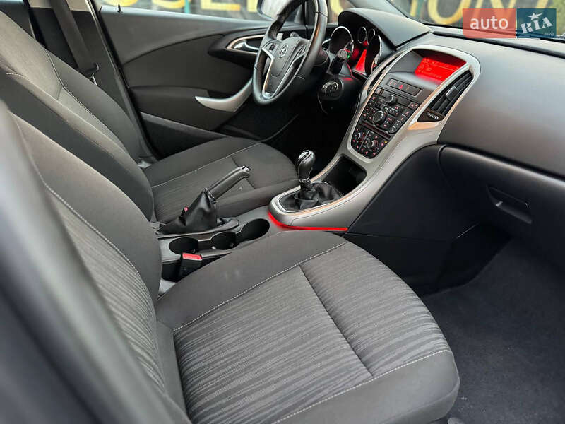 Універсал Opel Astra 2012 в Дрогобичі