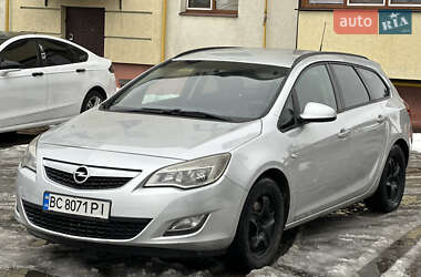 Універсал Opel Astra 2011 в Рівному