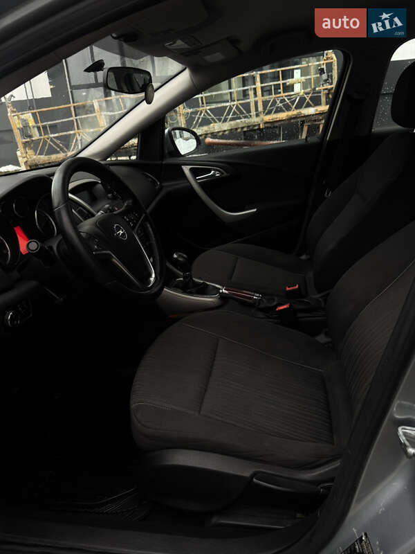 Универсал Opel Astra 2012 в Львове