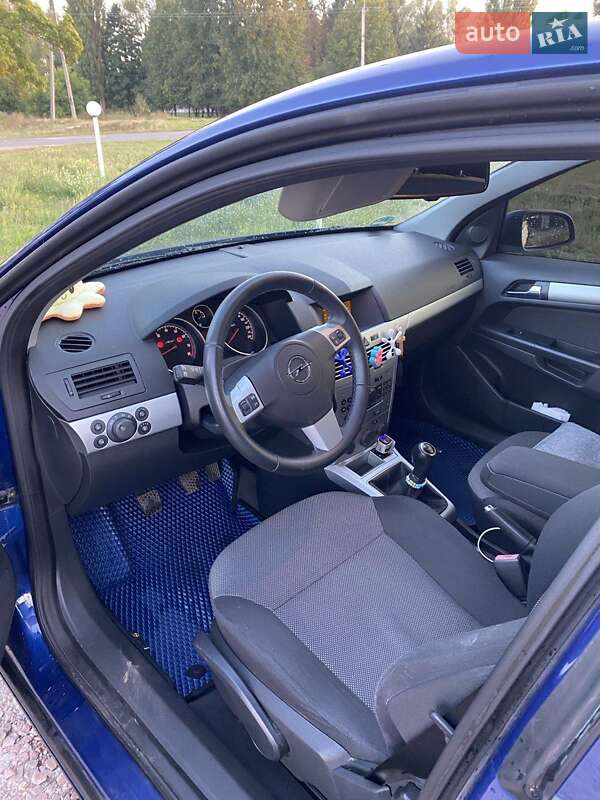 Седан Opel Astra 2009 в Ромнах