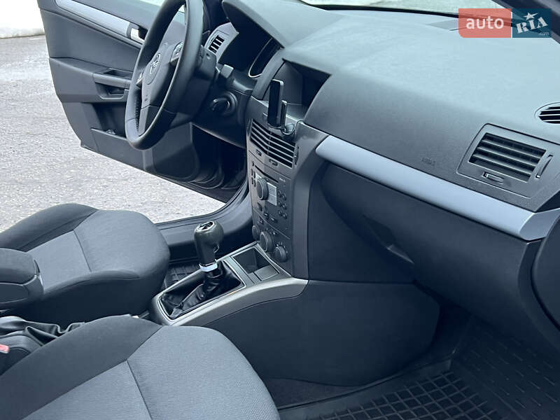 Універсал Opel Astra 2006 в Лубнах