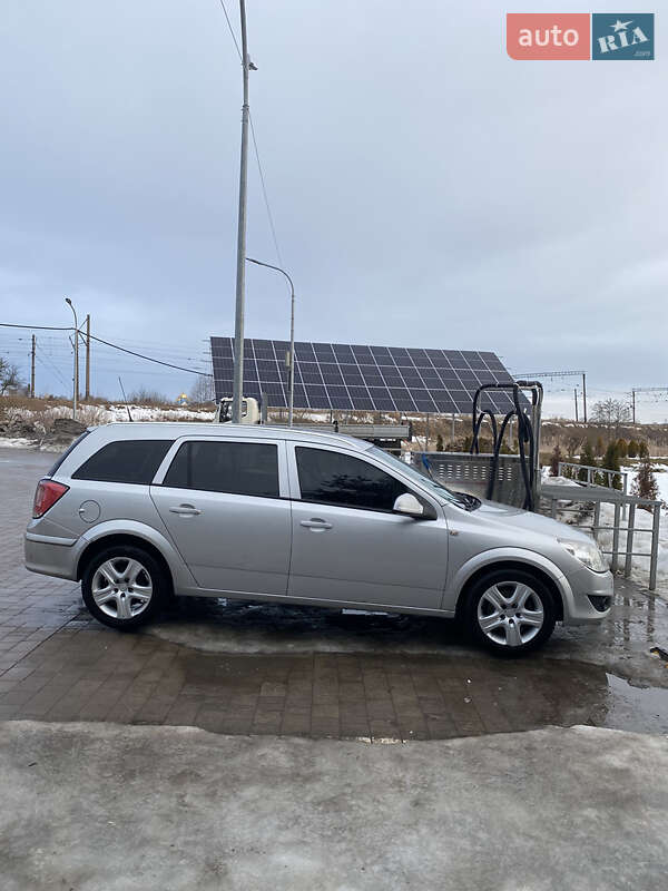 Универсал Opel Astra 2010 в Мостиске