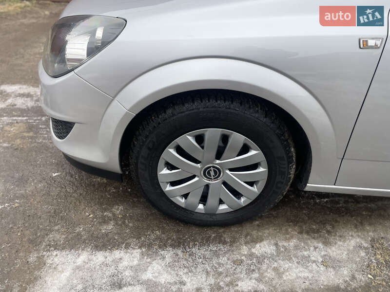 Универсал Opel Astra 2009 в Ровно