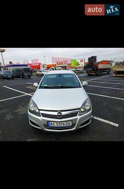 Універсал Opel Astra 2010 в Луцьку