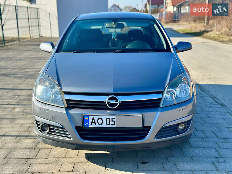 Хетчбек Opel Astra 2006 в Ужгороді